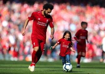 بالفيديو.. "مكة" محمد صلاح تخطف أنظار جماهير ليفربول