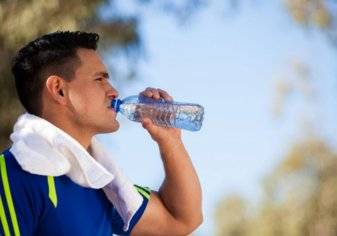 دراسة صادمة .. تحذير من الإفراط في شرب المياه!