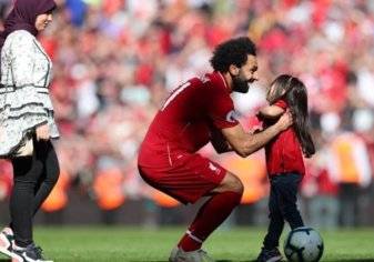 بالصور .. عائلة محمد صلاح تشاركه في احتفال أنفيلد