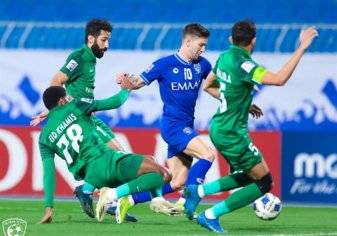 "شباب الأهلي" يطيح بـ "الهلال" بثنائية نظيفة