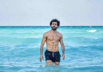 على البحر.. "شاهد" محمد صلاح يستمتع باجازة الصيف مع المشاهير