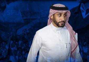 "شاهد" أسطورة الهلال يلبي طلب مشجعة من ذوي الإعاقة