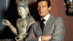 الأناقة المرحة مع Roger Moore