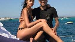 4237ABF800000578-0-Dani_Alves_cozies_up_to_his_new_wife_Joana_Sanz_ahead_of_signing-a-3_1499767917948.jpg