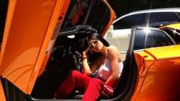 kylie-jenner-sits-on-engine-deck-of-ferrari-488-spider-with-aventador-sv-behind_2.jpg