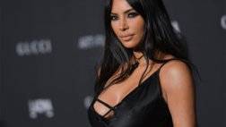 kim-kardashian-sports-maang-tika-to-church--slammmed-2019-04-10.gif