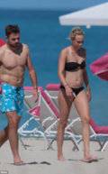 3EC4857000000578-4364212-Stan_Wawrinka_and_Donna_Vekic_take_a_stroll_along_the_beach_foll-a-4_1490874770652.jpg